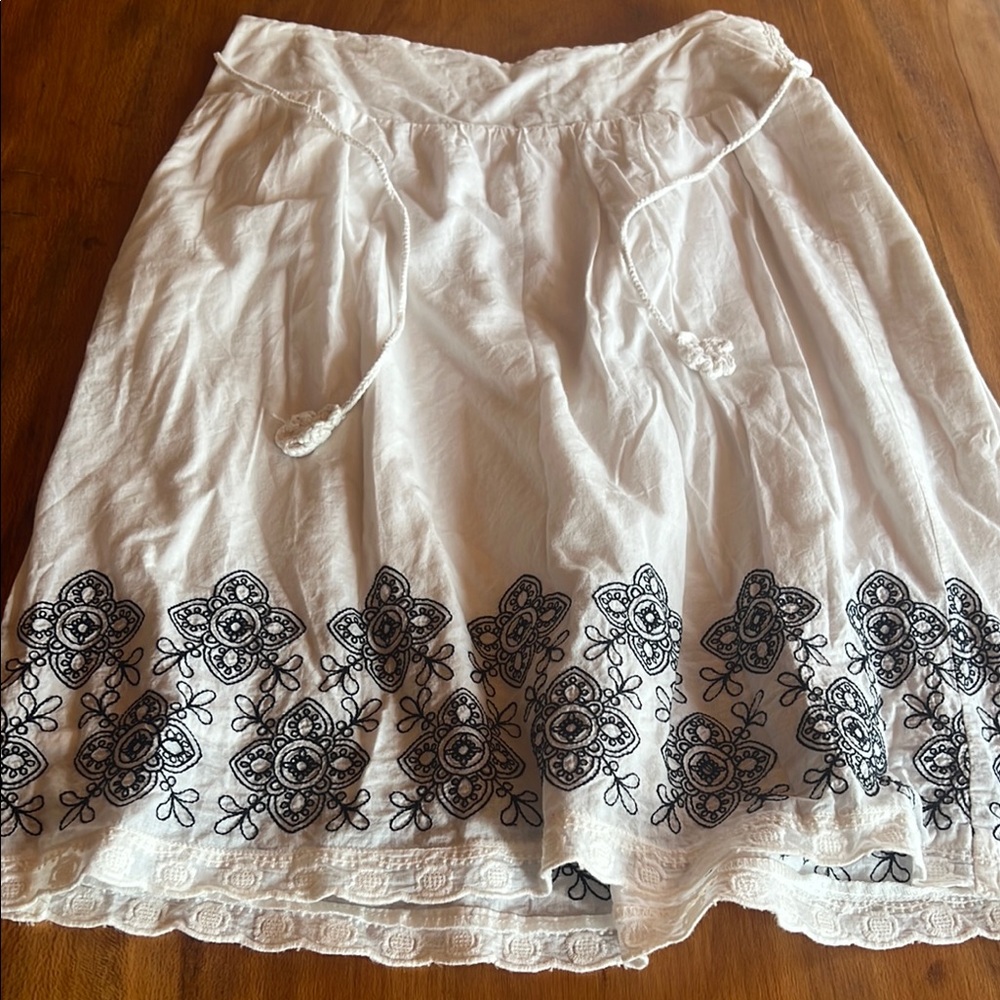 Dress Barn Cream Embroidered A-Line Skirt Knee-Length